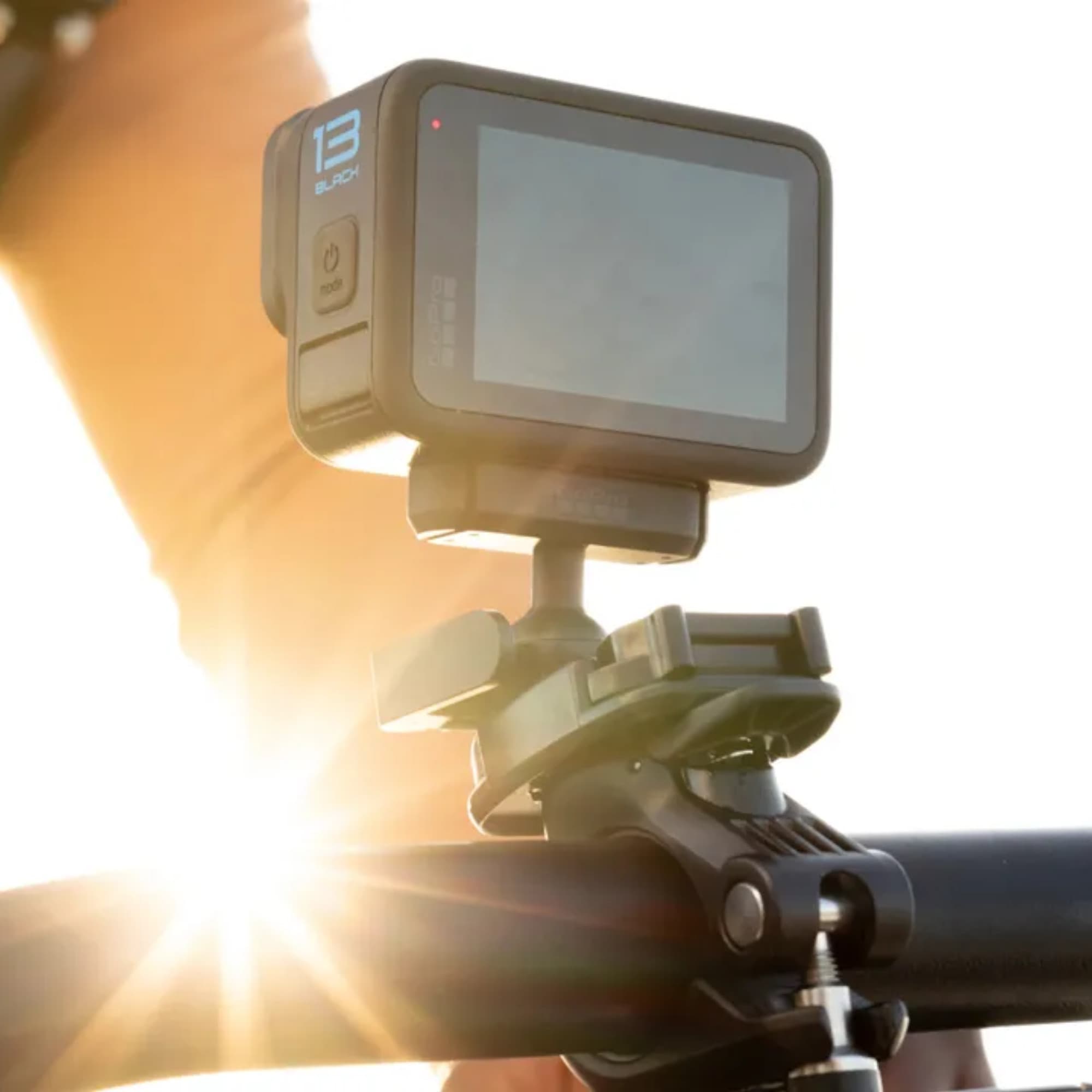 Soporte Con Articulación Esférica y Cierre Magnético GoPro Aemag-002
- 4